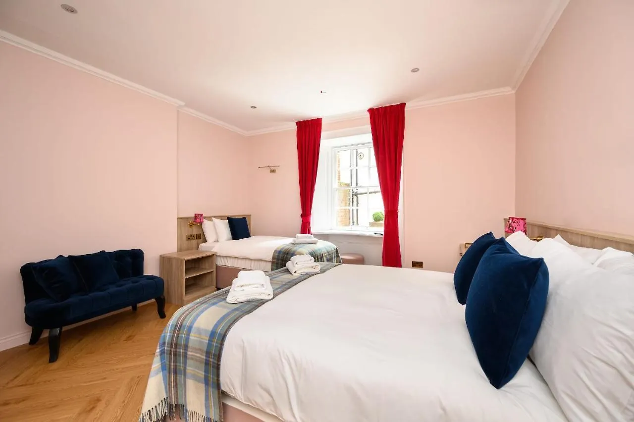 Quiet And Spacious Family Room Edinburgh