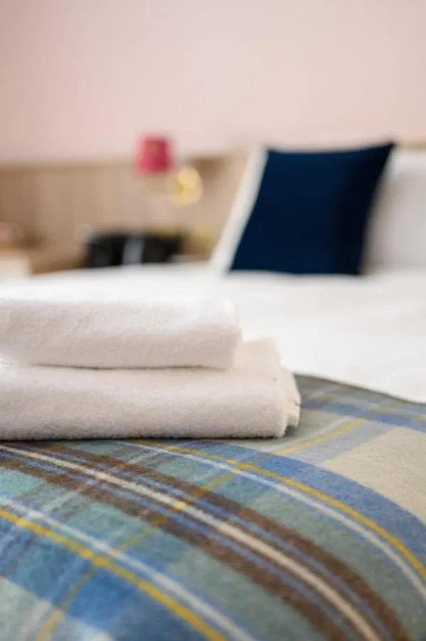 Quiet And Spacious Family Room Edinburgh Inn